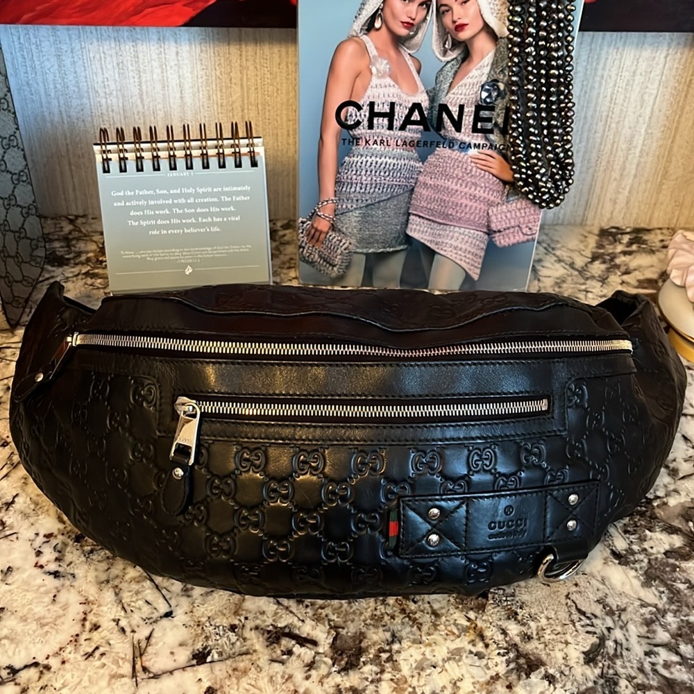 Gorgeous Gucci Black Leather Crossbody Bag